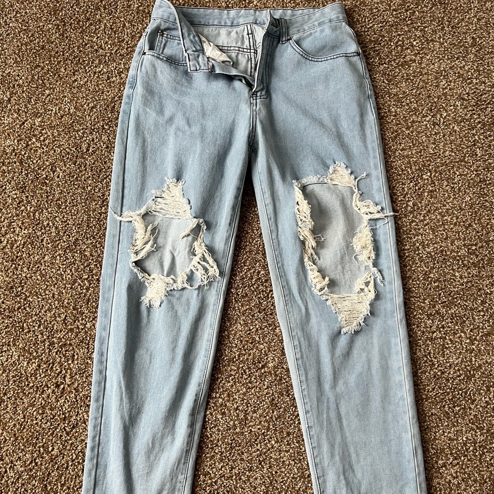 Women’s straight cut ripped jeans, light wash